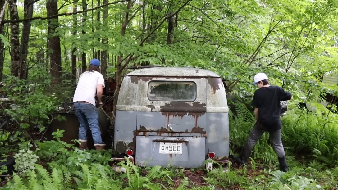 В лісі пів століття простояв культовий фургон Volkswagen 1960 року: автомобіль забрали на реставрацію