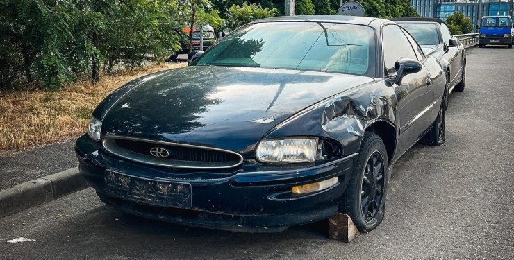 В київському дворі помітили преміальний Buick Riviera з 90-х зі спущеними колесами (фото)