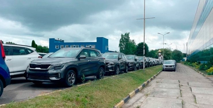 Сотні недозібраних Kia: в росії знайшли стоянку автомобілів підприємтсва "Автотор"