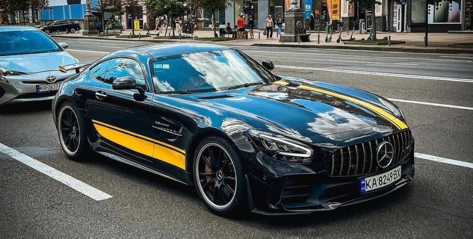 Потужний спорткар від Mercedes за 200 000 євро та потужністю 585 к. с. помітили в столиці