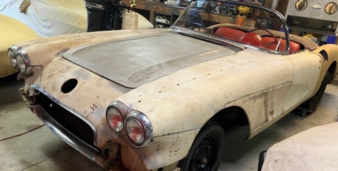 Знайдено спорткар Chevrolet Corvette, який простояв в гаражі пів століття