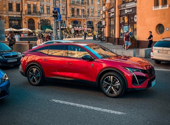 В Україні стартували продажі кросовера Peugeot 408 з витратою палива 7 л на 100 км