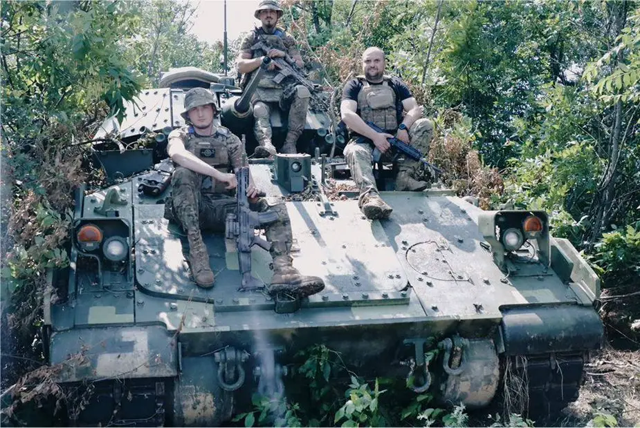 Українська БМП Bradley M2A2 знищила два російські танки Т-72