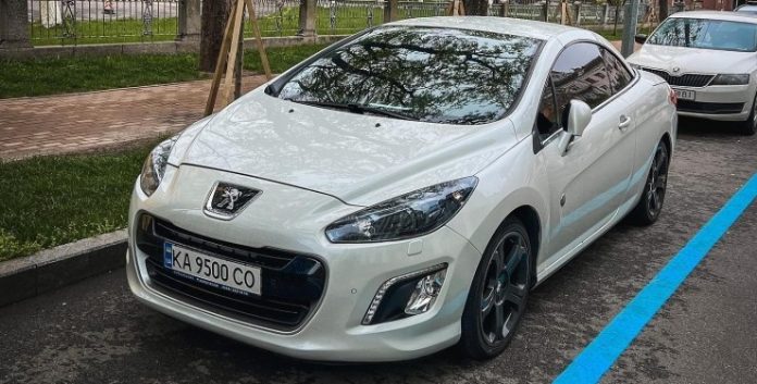 Таких у світі одиниці: в Києві помітили лімітований кабріолет Peugeot за 32 300 євро