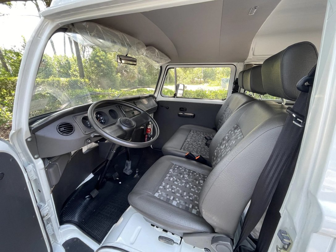 Символ руху хіпі: на аукціон виставлено 26-річний Volkswagen Transporter T2 майже без пробігу