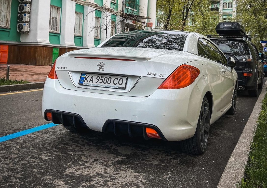Таких у світі одиниці: в Києві помітили лімітований кабріолет Peugeot за 32 300 євро