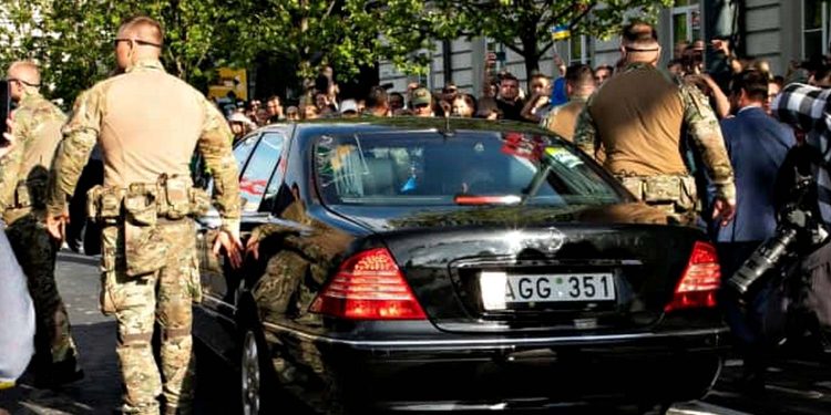 На саміті у Вільнюсі служба охорони Литви надала Зеленському 15-річний «Mercedes-Benz»: пояснення від експертів 
