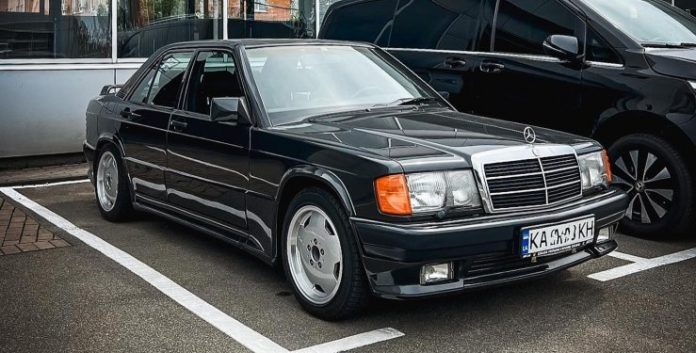 Таких одиниці: в столиці помітили рідкісний Mercedes-Benz 190