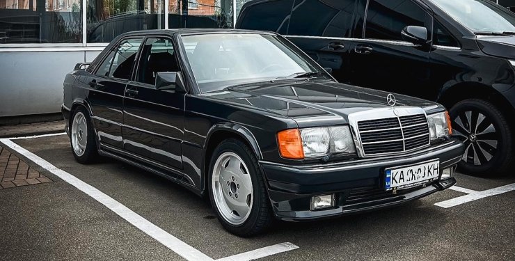 Таких одиниці: в столиці помітили рідкісний Mercedes-Benz 190