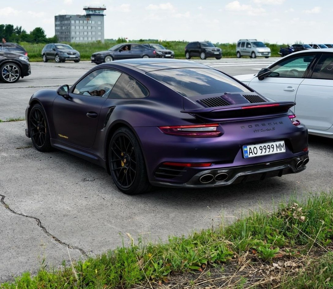 На Закарпатті зареєстрували Porsche з тюнінгом за $185 000