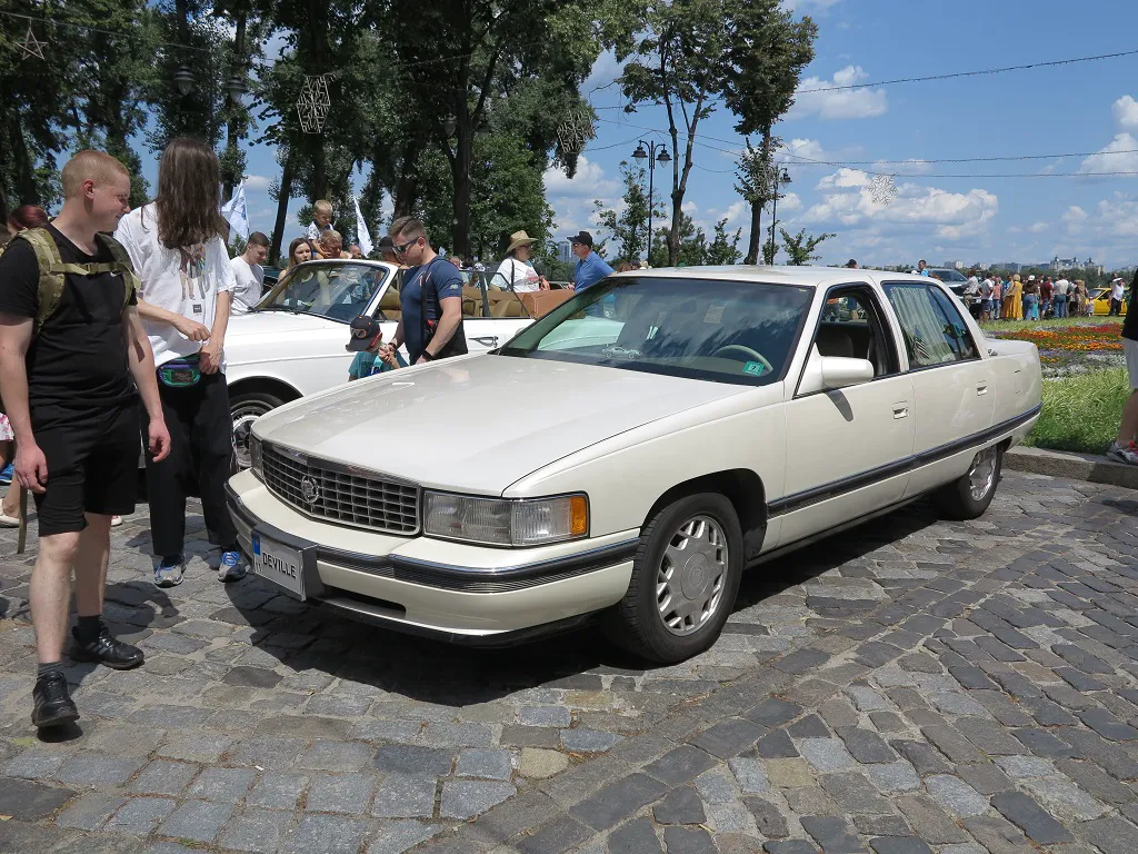 Розкішний Cadillac з номерами DeVille помічено в столиці
