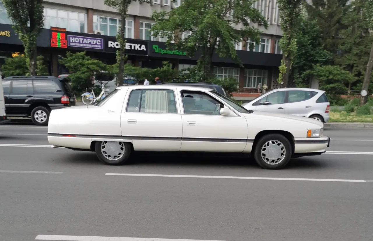 Розкішний Cadillac з номерами DeVille помічено в столиці
