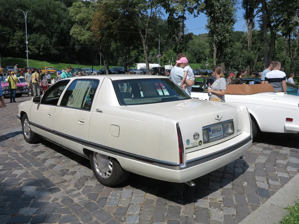 Розкішний Cadillac з номерами DeVille помічено в столиці