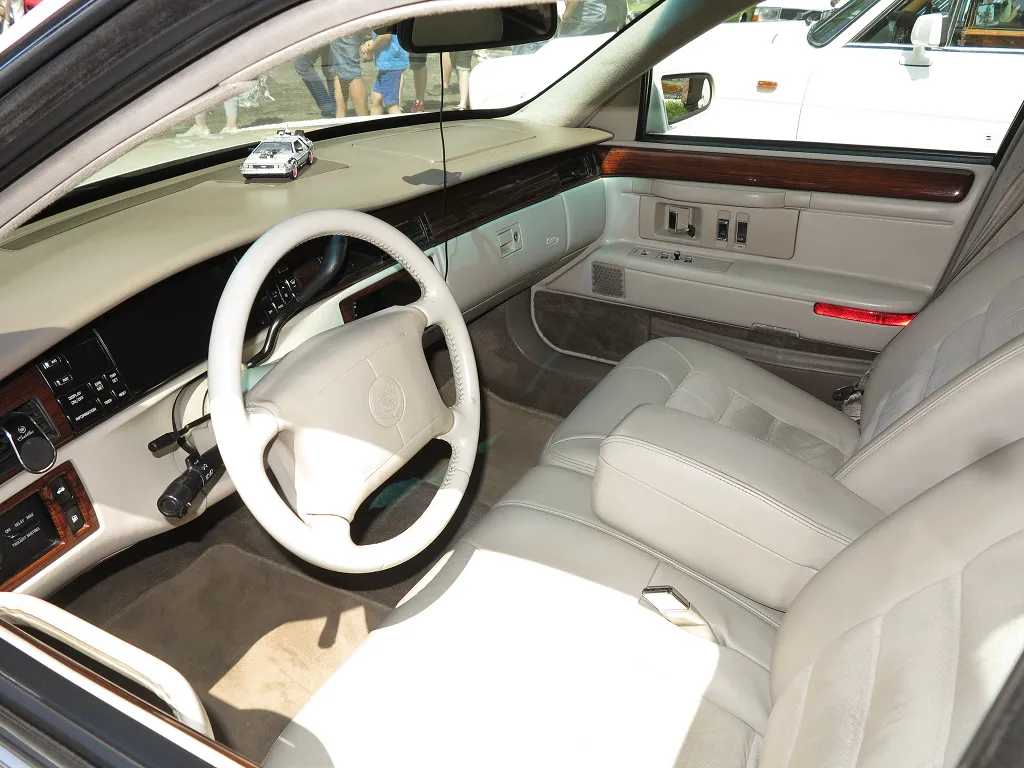 Розкішний Cadillac з номерами DeVille помічено в столиці