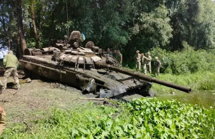 Російський танк витягли з водяної могили в Україні