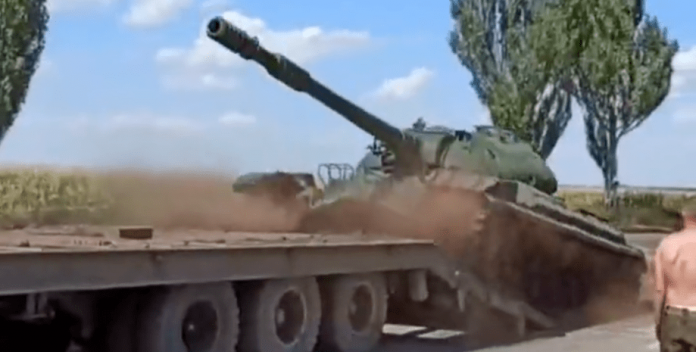 В мережі з'явилось відео розконсервованого танка ІС-8 для відправки на фронт (відео)