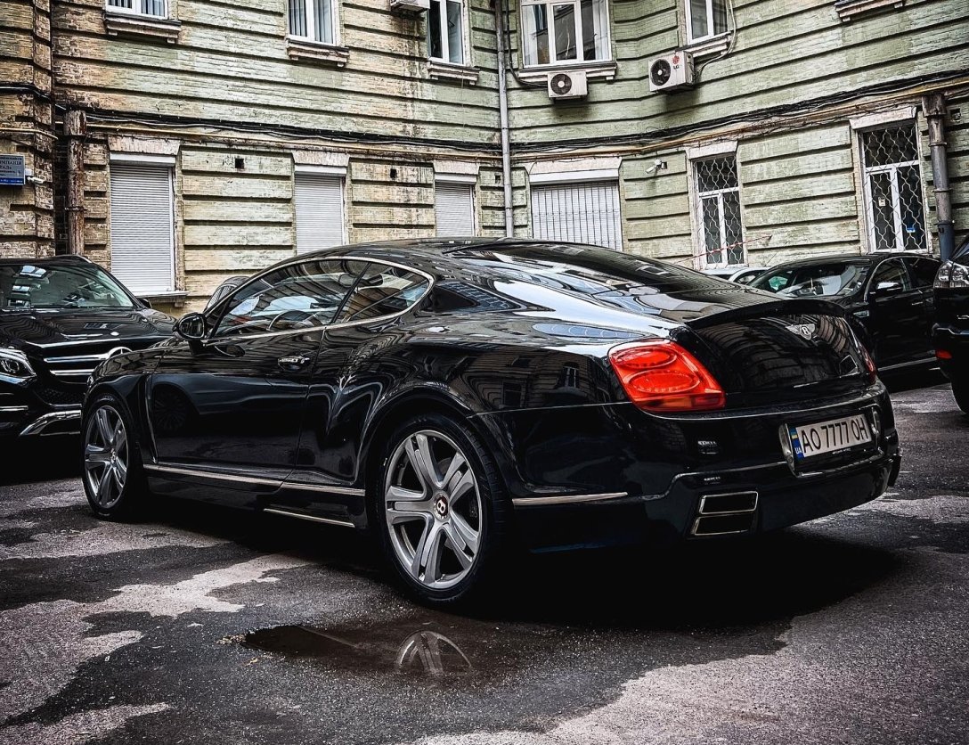 В Україні помітили ексклюзивний Bentley з ексклюзивним тюнінгом