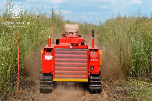 На Чернігівщині ДСНС розміновують поля мініатюрною машиною для розміновування