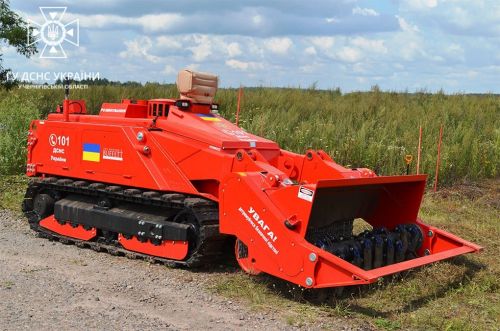 На Чернігівщині ДСНС розміновують поля мініатюрною машиною для розміновування