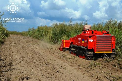 На Чернігівщині ДСНС розміновують поля мініатюрною машиною для розміновування