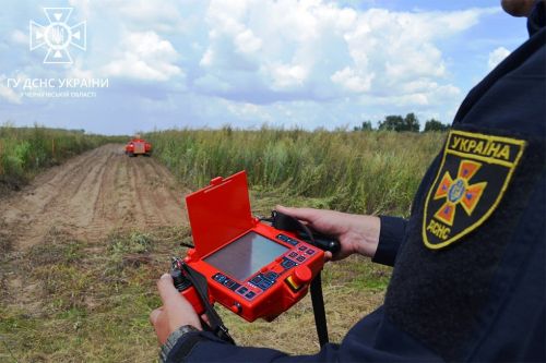 На Чернігівщині ДСНС розміновують поля мініатюрною машиною для розміновування