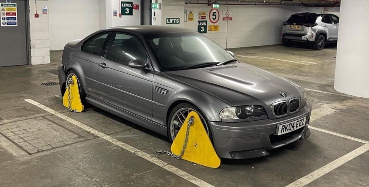 Рідкісний спорткар BMW M3 CSL конфіскували у власника за несплату за паркову протягом 20 років