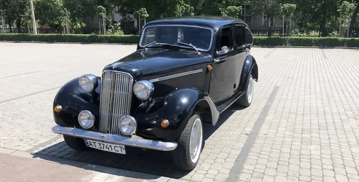 Преміальний 76-річний британський седан Humber Hawk з двигуном від “Волги” продають в Івано-Франківську 