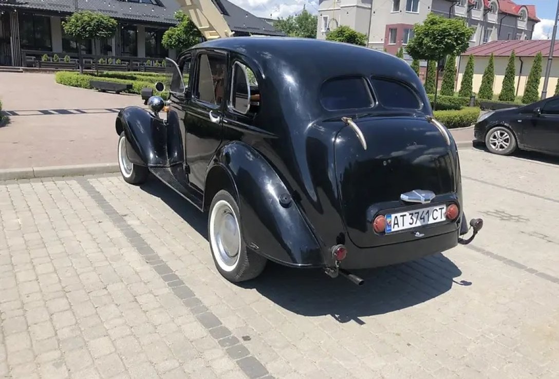Преміальний 76-річний британський седан Humber Hawk з двигуном від “Волги” продають в Івано-Франківську 