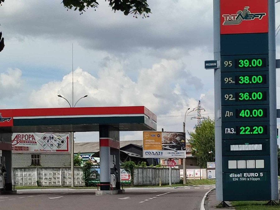 Дешевше на 10 грн: українці почали помічати зниження цін на АЗС
