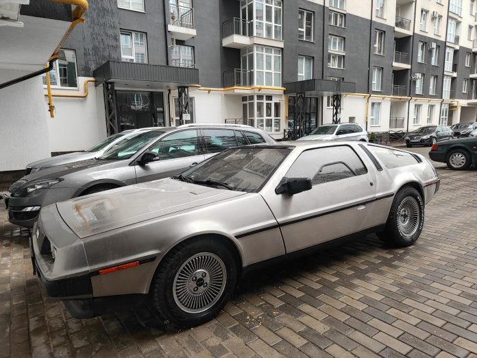 В Чернівцях сфотографували культовий спорткар DeLorean DMC-12 з фільму «Назад в майбутнє»