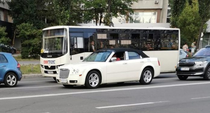 Такого ще не бачили: в Києві помітили унікальний чотиридверний кабріолет Сhrysler