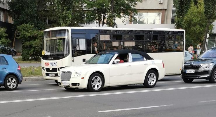 Такого ще не бачили: в Києві помітили унікальний чотиридверний кабріолет Сhrysler 