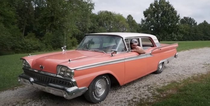 Раритетний Ford 50-х років завівся після 40 років простою