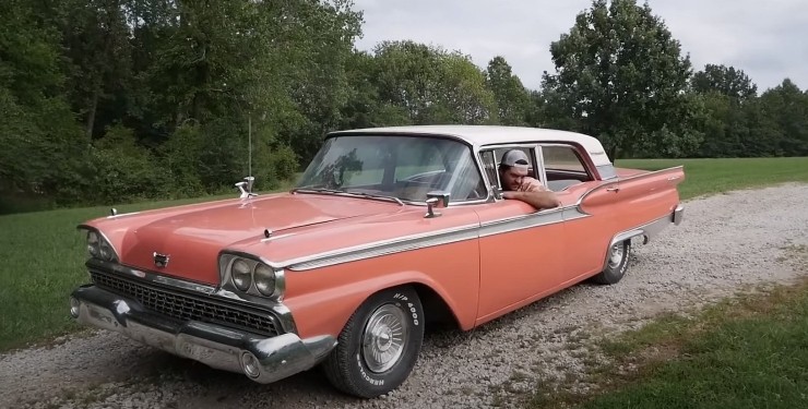 Раритетний Ford 50-х років завівся після 40 років простою