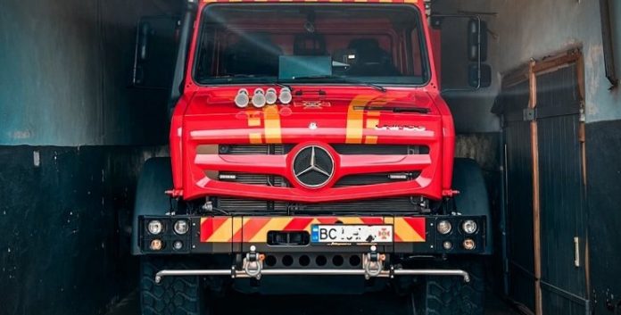 Унікальний всюдихід від Mercedes: в Україні помітили нову рятувально-пожежну машину бренду Mercedes-Benz