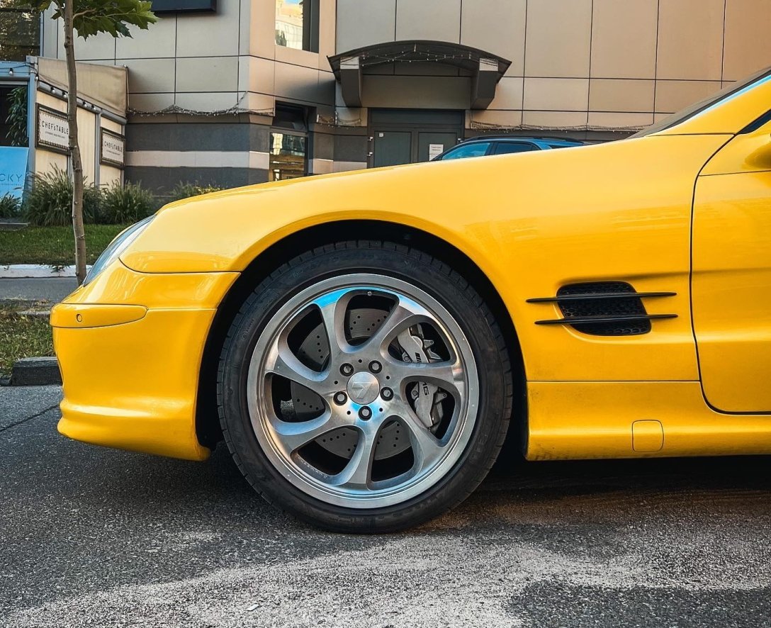 Міністр транспорту України роз'їжджає столицею на спорткарі Mercedes Kleemann SL 50K, що коштує 200 000 євро 