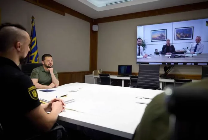 Виконавчий директор Чарльз Вудберн, керуючий директор Гебі Костіган та директор із співпраці з Україною Крістіан Сіар обговорюють локалізацію виробництва та започаткування офісу BAE Systems в Україні