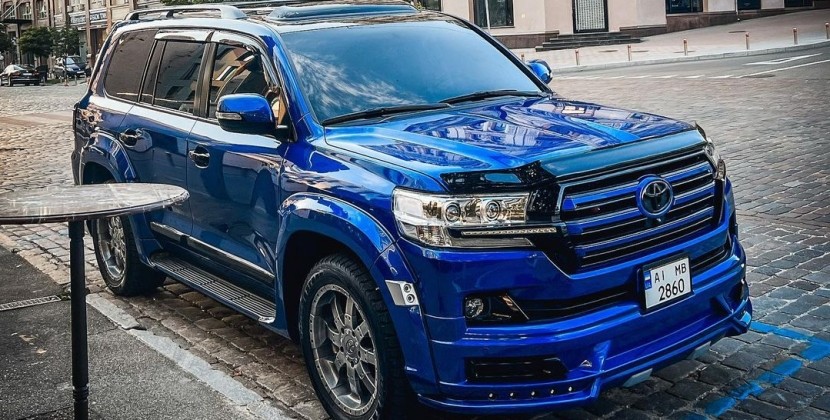 Рідкісний тюнінгований позашляховик Toyota Land Cruiser потужністю