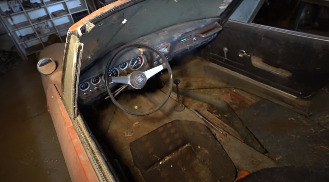 Ретро стоянка: в покинутому гаражі знайшли культовий спорткар Fiat 850 Spider
