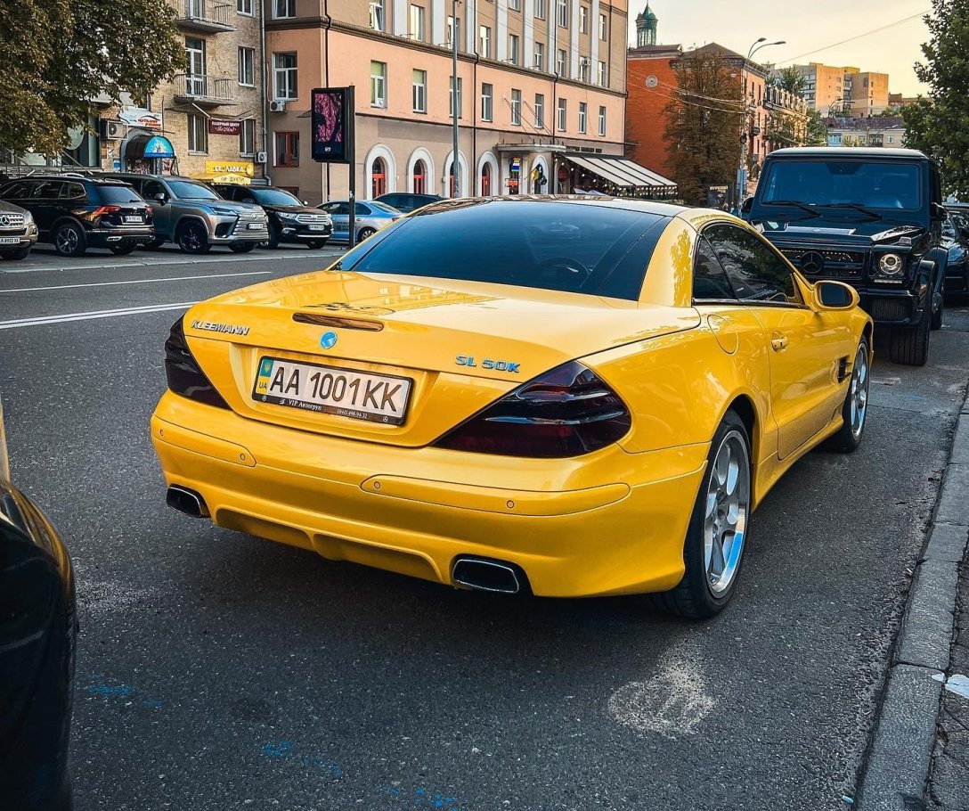 Міністр транспорту України роз'їжджає столицею на спорткарі Mercedes Kleemann SL 50K, що коштує 200 000 євро 