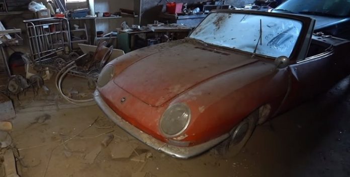 Ретро стоянка: в покинутому гаражі знайшли культовий спорткар Fiat 850 Spider