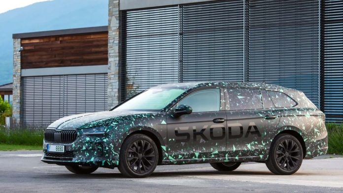Skoda Superb 2024 попала на шпигунські фото в Німеччині за місяць до прем'єри (фото)