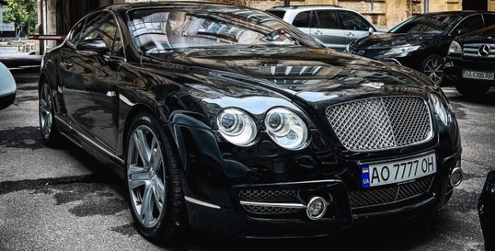 В Україні помітили ексклюзивний Bentley з ексклюзивним тюнінгом