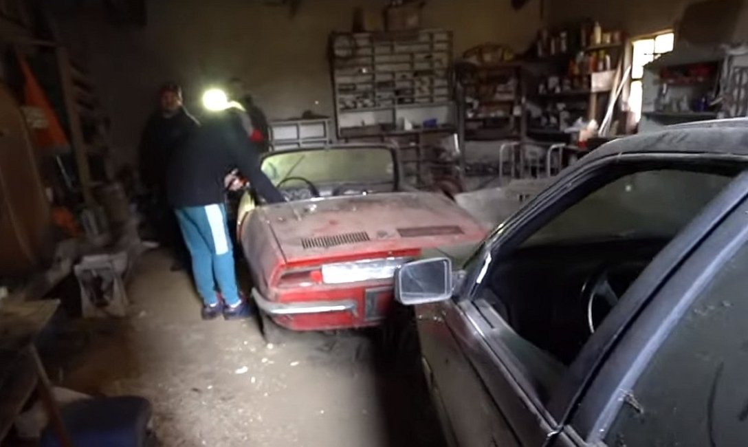 Ретро стоянка: в покинутому гаражі знайшли культовий спорткар Fiat 850 Spider