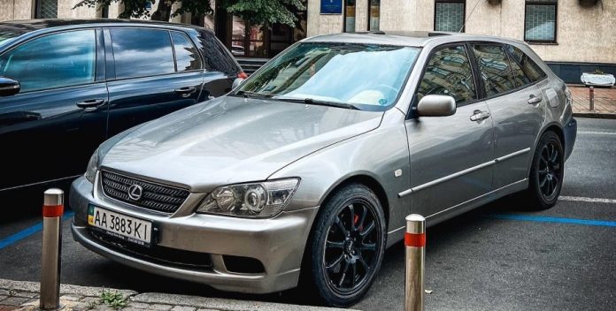 В Києві помітили один з 3000 рідкісних універсалів Lexus IS SportCross 2003 року (фото)