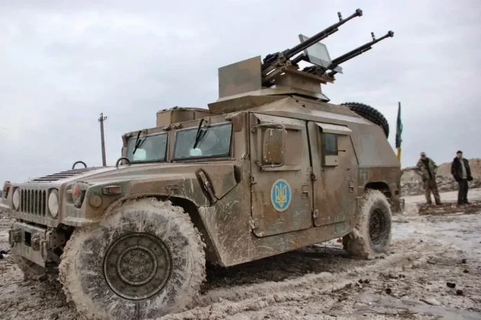 Позашляховик HMMWV довів надійність та врятував бійців ЗСУ після вибуху міни