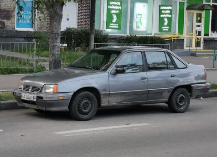 Можна переплутати з Opel Kadett: рідкісний 30-річний корейський Pontiac LeMans помітили в Києві