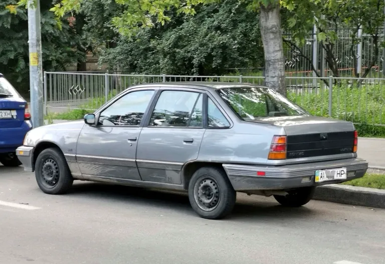 Можна переплутати з Opel Kadett: рідкісний 30-річний корейський Pontiac LeMans помітили в Києві