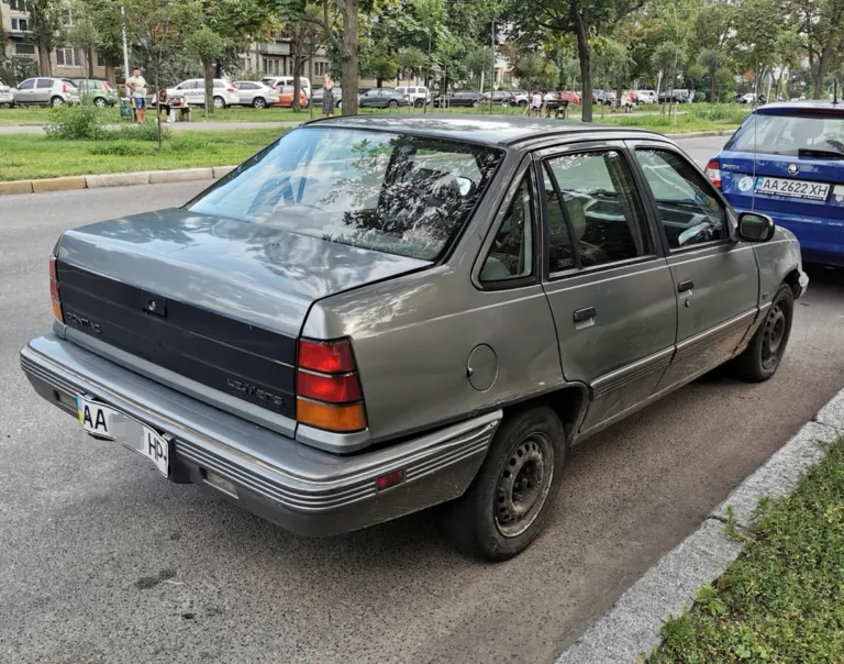 Можна переплутати з Opel Kadett: рідкісний 30-річний корейський Pontiac LeMans помітили в Києві