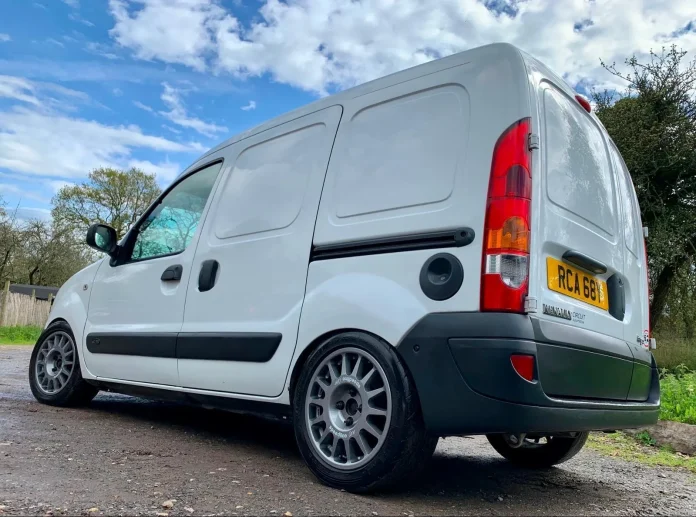 На продаж виставили звичайний на вигляд фургон Renault Kangoo зі спортивною потужністю (фото)